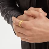 B.zero1 Rock 1-Band-Ring aus 18 Karat Gelbgold mit einer Spirale mit Nieten und Diamant-Pavé an den Rändern. AN859221 image 2