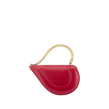 Serpenti Cuoricino 迷你手提包，採用皇家紅寶石色小牛皮，內裡為皇家紅寶石色納帕軟面皮。迷人的金色黃銅蛇身提把飾以蛇鱗鐫紋，按扣開合。 SRN-Cuoricino-1366XS image 3