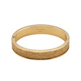 Браслет в форме кольца Bvlgari Bvlgari, латунь с золотым покрытием, вставки из золотистой кожи ската. Фирменная гравировка в виде двойного логотипа Bvlgari с обеих сторон, шарнирная застежка. HINGELOGOBRCLT-G-G image 1