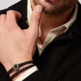 BULGARI BULGARI Herren-Armband aus schwarzem geflochtenen Kalbsleder mit Verschluss aus palladiumbeschichtetem Messing. Ikonischer Dekor aus palladiumbeschichtetem Messing mit matt schwarzer Emaille. BBM-LOGOBRAID-BCL-B image 2