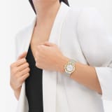 Bvlgari Bvlgari 腕錶, 18K 黃金和拋光及緞面髮絲紋精鋼材質,錶圈鐫刻雙品牌標誌,白色珍珠母貝錶盤,12 個鑽石時標。防水深度 30 公尺。 104278 image 2