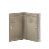 Portafoglio compatto Serpenti Forever in vitello Striated oro chiaro con interno in nappa agata beige. Accattivante chiusura a pressione Serpenti in ottone placcato oro chiaro con squame in smalto champagne e ottone placcato oro chiaro e occhi in smalto nero. SEA-FLAP-POCHETTER image 2