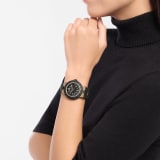 Bvlgari Bronzo GMT 腕錶，搭載自動上鍊機械機芯，具備 GMT 24 小時顯示功能。錶徑 40 公釐，噴砂青銅錶殼，搭配黑色橡膠錶圈與錶帶，霧面黑色錶盤。防水深度 100 公尺。 104241 image 3