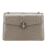 Сумка с верхним клапаном Serpenti Forever, блестящая кожа крокодила цвета королевского сапфира. Застежка в виде змеиной головы из латуни с покрытием из светлого золота, блестящая эмаль черного цвета и цвета королевского сапфира, глаза из черного оникса. 521-CRa image 1