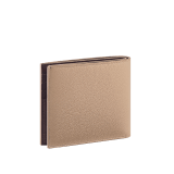 Portefeuille compact Bvlgari Bvlgari Man hipster en cuir de veau grainé Urban couleur vert forêt à l'extérieur et vert émeraude à l'intérieur. Détail emblématique en laiton plaqué ruthénium foncé orné d’émail couleur vert forêt mat et fermeture à deux volets. BBM-WLT2FASYMc image 3