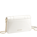 Serpenti Forever chain wallet in white agate varnished calf leather with black nappa leather interior. Captivating snakehead magnetic closure in light gold-plated brass, embellished with black and pearled white agate enamel scales and black onyx eyes. SEA-CHAINPOCHETTE-VCLb image 3