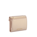 Portefeuille compact Serpenti Forever en cuir d’agneau Space couleur or rose avec intérieur en cuir nappa couleur rose cristal. Captivant fermoir à bouton-pression Serpenti en laiton doré rehaussé d’écailles en émail couleur or rose et laiton doré et d’yeux en émail noir. 295585 image 3