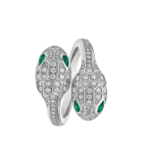 Anello "Serpenti Seduttori" con doppia testa in oro bianco 18 kt con pavé di diamanti e occhi con smeraldi. AN859006 image 2