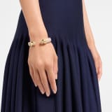 Serpenti Forever 手鐲，採用金色黃銅材質，鑲飾玫瑰金色 Space 羔羊皮。迷人的金色黃銅對向蛇頭元素飾以玫瑰金色琺瑯與金色黃銅蛇鱗，蛇眼飾以黑色琺瑯。 BRACLT-SP-CONTR-spacelamb image 1