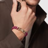 Serpenti Forever Maxi Chain Armband aus hell vergoldetem Messing mit teilweiser Emaillierung in Smaragdgrün. Faszinierender Schlangenkopf mit Augen aus roter Emaille in der Mitte und verstellbarer Verschluss. SERP-CHUNKYCHAINb image 4