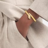 Serpenti 單圈手環，採用 18K 黃金，飾以半密鑲鑽石，蛇眼飾以黑色縞瑪瑙。 BR860810 image 2
