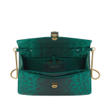 Kleine Serpenti Forever Crossbody-Tasche aus glänzendem Smeraldo Prezioso-Karungleder mit Futter aus Smeraldo Prezioso-Nappaleder. Faszinierender Schlangenkopf-Magnetverschluss aus vergoldetem Messing mit Schuppen aus schwarzer Emaille und vergoldetem Messing sowie Augen aus schwarzem Onyx. SEA-001-1345S-ex image 3