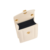 Serpenti Reverse Handy-Etui aus gestepptem Metropolitan-Kalbsleder in Sun Citrine Gelb mit Innenseite aus Metropolitan-Kalbsleder in Linen Agate Beige. Faszinierender Schlangenkopf-Magnetverschluss aus hell vergoldetem Messing mit Augen aus roter Emaille. SRV-PHONECASE image 2