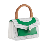 Casablanca x Bulgari 스몰 탑 핸들 백. 화이트 컬러의 Tennis Groundstroke 카프 레더, 퍼포레이티드 처리된 앞면, 매끈한 디자인의 측면, 테니스 그린 컬러의 스무스 카프 레더 인서트 장식, 테니스 그린 컬러의 나파 레더 안감. 그린 말라카이트가 장식된 뱀 눈과 데그라데 그린 및 브라이트 화이트 컬러의 에나멜 비늘로 완성한 골드가 도금된 황동 소재 뱀 머리 잠금장치. 292330 image 2