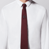 ربطة العنق B3D" المزينةباللون الكحلي من حرير الجاكار الفاخر. B3D image 2