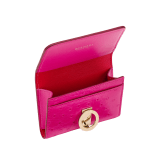 Визитница Bvlgari Bvlgari, мягкая блестящая кожа страуса цвета фуксии оттенка турмалина, внутренняя отделка из кожи наппа цвета королевского рубина. Знаменитый зажим из латуни с покрытием из светлого золота, складная конструкция. 293286 image 2