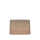 Serpenti Forever 迷你斜背包,採用天然麂皮,鑲飾尺寸各異的金色漸層水晶,襯裡為黑色納帕軟面皮。迷人的金色黃銅蛇頭磁扣飾以 Diamantatura 鐫刻蛇鱗,蛇眼鑲飾黑色縞瑪瑙。 986-CDS image 3