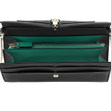 Pochette-Portemonnaie aus smaragdgrünem und amethystfarbenem Kalbsleder mit Futter aus amethystfarbenem Nappaleder. Hellvergoldeter Nietenverschluss aus Messing mit Serpenti-Kopf aus schwarzer und weißer Emaille mit Malachit-Augen. SEA-WLT-CHAIN-16CC-CLb image 2