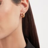„B.zero1 Rock“ Ohrringe aus 18 Karat Gelbgold mit Spirale mit Nieten und Diamant-Pavé an den Rändern. 357918 image 1