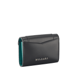 Porta biglietti da visita Serpenti Forever in vitello nero con interno in nappa verde smeraldo. Accattivante chiusura a pressione Serpenti in ottone placcato oro chiaro con squame in smalto nero e occhi in smalto nero. 295327 image 3