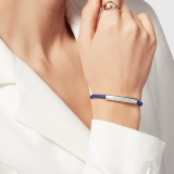 BULGARI BULGARI Armband aus geflochtenem Kalbsleder in Royal Sapphire Blau. Silberfarbene Plakette, die in der Mitte mit dem ikonischen BULGARI Logo graviert ist, und silberfarbener Verschluss. LOGOPLATEW-WCL-RS image 3