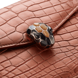 Serpenti Forever Crossbody-Tasche aus achatweißem Krokodilleder mit schillerndem Effekt und Perlschimmer. Ikonischer Schlangenkopf-Verschluss aus hell vergoldetem Messing mit Schuppen aus schwarzer Emaille und Perlmutt sowie blauen Augen aus Lapislazuli. 752-Cb image 4