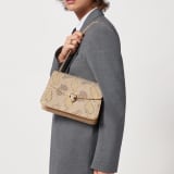 Borsa a spalla media Serpenti Forever in pelle scamosciata naturale con cristalli dorati di varie dimensioni e sfumature, e fodera in nappa nera. Accattivante chiusura magnetica Serpenti in ottone placcato oro chiaro con squame diamantate e occhi in onice nera. 292852 image 1