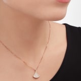 パヴェダイヤモンドの煌めく気品と象徴的な扇形モチーフの女性的な曲線が描き出すディーヴァ ドリーム ネックレス。そのもっとも高貴な表情を披露しています。 351051 image 1