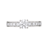 Anello solitario 1503 - Dedicata a Venezia in platino con diamante tondo taglio brillante, pavé di diamanti e logo inciso. Il gioiello prende il nome dall’anno in cui a Venezia fu scambiato il primo anello di fidanzamento. 343992 image 3