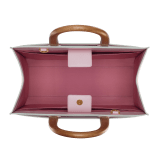 Große Casablanca x Bulgari Tragetasche aus weichem, genarbten Kalbsleder mit römischem Mosaikprint sowie Seiten aus Kalbsleder in Dusty Rosa und Futter in Dusty Rosa. Ikonischer, bunter Bulgari Logodekor, Metall-Elemente aus vergoldetem Messing und Magnetverschluss. 292416 image 4