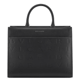 Bulgari Logo系列黑色小牛皮中号托特包,包身烫印Infinitum图案,搭配水鸭色托帕石绿色罗缎衬里。浅金镀金黄铜配饰和磁扣。 BVL-1251M-ICL image 5