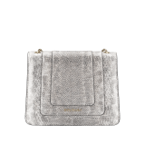 Маленькая сумка через плечо Serpenti Forever, бежевая кожа змеи карунг оттенка молочного опала с металлизированным эффектом, подкладка из бежевой кожи наппа оттенка молочного опала. Застежка в виде змеиной головы из латуни с покрытием из светлого золота, чешуйки из черной эмали и блестящей бежевой эмали оттенка молочного опала, глаза из черного оникса. 422-MK image 3