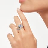Serpenti 18K 白金戒指，蛇頭鑲飾藍色藍寶石，蛇眼鑲飾祖母綠，綴以密鑲鑽石。 AN858337 image 3