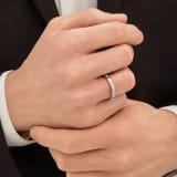 Serpenti Viper 系列单环戒指，白色18K金材质，饰以半密镶钻石。 AN857898 image 4