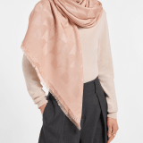 Maxi Calla 絲巾，採用上等亞麻瑪瑙色絲毛。60% 純絲及 40% 羊毛製成。 MAXICALLASQ image 1