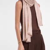 Étole Lettere Maxi Light en soie fine couleur lin agate. Modèle confectionné à 100&nbsp;% de soie. LETTEREMAXILIGHTd image 1