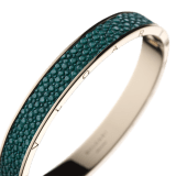 "BVLGARI BVLGARI" bangle bracelet in light gold plated brass with an emerald green galuchat skin insert and a BVLGARI logo hinge closure. Logo engraving along the edges of both sides of the bracelet and in the inner part. HINGELOGOBRCLT-G-EG image 3