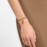 Serpenti Forever 手環，採用灰色與淡金色編穗小牛皮，金色黃銅鍊帶，磁扣開合。迷人的蛇頭吊飾飾以黑色琺瑯與金色黃銅蛇鱗，蛇眼飾以黑色琺瑯。 SERP-BRAIDCHAIN-GREY image 1