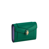 Porta biglietti da visita Serpenti Forever in vitello color smeraldo prezioso con interno in nappa viola ametista. Accattivante chiusura a pressione Serpenti in ottone placcato oro con squame in smalto color smeraldo prezioso e occhi in smalto nero. 295538 image 1