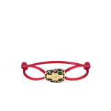 Serpenti Forever Armband aus rubinrotem Stoff. Faszinierender Schlangenkopf-Dekor aus vergoldetem Messing mit Schuppen aus Emaille in Schwarz und vergoldetem Messing sowie Augen aus schwarzer Emaille. 295472 image 1