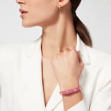 Serpenti Forever Armband aus Kalbsleder in Azalea Quartz Rosa. Mehrere faszinierende Schlangenkopf-Elemente aus hell vergoldetem Messing mit Augen aus roter Emaille; Verschluss mit Haken und Öse. SER-MULTIHEADS-MCL-AQ image 2