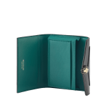 Porta biglietti da visita Serpenti Forever in vitello nero con interno in nappa verde smeraldo. Accattivante chiusura a pressione Serpenti in ottone placcato oro chiaro con squame in smalto nero e occhi in smalto nero. 295327 image 2