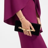 Pochette de soirée Bvlgari Tubogas Cabochon en velours noir avec doublure en cuir nappa noir. Poignée Tubogas emblématique en laiton doré ornée de pierres colorées taille cabochon, de zircones et d’un fermoir magnétique. TGC-001-1393S-velvet image 1