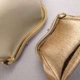 Mittelgroße Serpenti Pouch aus schwarzem glatten Kalbsleder mit Futter aus smaragdgrünem Nappaleder. Faszinierender Rahmen in Schlangenkörperform aus dunkel rutheniumbeschichtetem Messing mit gravierten Schuppen und Augen aus roter Emaille auf einer Seite sowie einem Einsatz aus schwarzem glatten Kalbsleder auf der anderen Seite; Druckknopfverschluss. SRN-1226 image 9