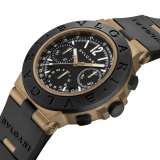 Orologio Bvlgari Bronzo Chronograph con movimento meccanico a carica automatica e cronografo, cassa di 41 mm in bronzo sabbiato, lunetta e cinturino in caucciù nero e quadrante verniciato opaco nero. Impermeabile fino a 100 metri. 104242 image 2