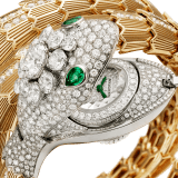 Serpenti Misteriosi High Jewellery Secret Uhr mit mechanischem Mikro-Manufakturwerk mit Handaufzug, Gehäuse und Armband aus 18 Karat Weiß- und Gelbgold mit Diamanten im Brillantschliff und zwei Smaragden im Tropfenschliff sowie Zifferblatt mit Diamant-Pavé. 103561 image 3