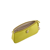 Clutch con catena Serpenti Forever in karung lucido verde giallastro con interno in nappa rosa cristallo. Accattivante motivo Serpenti in ottone placcato oro chiaro con squame in smalto verde giallastro e ottone placcato oro chiaro, occhi in onice nera e chiusura con cerniera. 293920 image 2