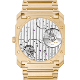 Montre Octo Finissimo Automatique avec mouvement mécanique de manufacture extra-plat (2,23 mm d'épaisseur), remontage automatique avec micro-rotor en platine, boîtier et bracelet en or jaune 18 K sablé, cadran en or jaune, aiguilles et index noirs. Étanche jusqu’à 100 mètres 104190 image 4