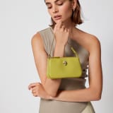 Clutch con catena Serpenti Forever in karung lucido verde giallastro con interno in nappa rosa cristallo. Accattivante motivo Serpenti in ottone placcato oro chiaro con squame in smalto verde giallastro e ottone placcato oro chiaro, occhi in onice nera e chiusura con cerniera. 293920 image 1