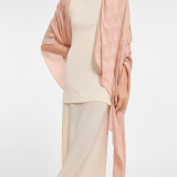 Foulard Maxi Calla Voile en soie fine couleur péridot clair. Modèle confectionné à 100&nbsp;% de soie. MAXICALLAVOILESQ image 1